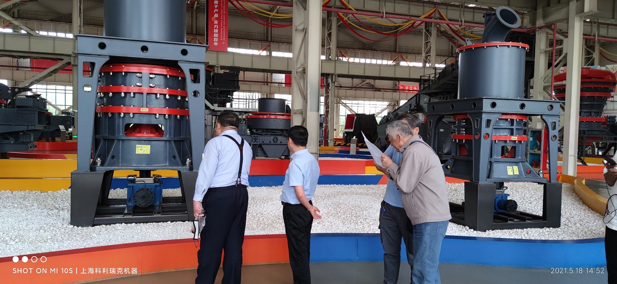 Customers visit the micro grinding mill for glass grinding